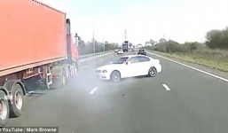 Tạt đầu xe container, BMW bị hất văng khỏi cao tốc