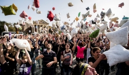 Video: “Donald Trump giả” bị đám đông dùng gối đập túi bụi