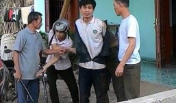 Nghi can ma túy cạy cửa xe thùng bỏ trốn trên đường áp giải