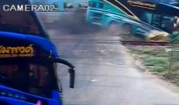 Video: Xe du lịch bị tàu hỏa đâm xuyên đầu, 33 người thương vong