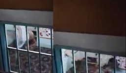 Video: Phẫn nộ cảnh con gái cầm cán chổi đánh mẹ già tàn nhẫn