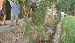 Người đàn ông chết trong tư thế lạ dưới mương nước