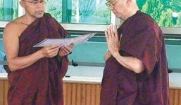 Cựu tổng thống Myanmar đi tu sau khi chuyển giao quyền lực