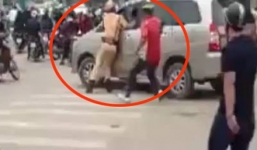 Vụ lái xe Innova 'chạy CSGT': Dùng gạch 'đập' kính ô tô, dân có phạm luật?