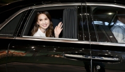 Ngọc Trinh đi xế hộp tiền tỷ tới buổi ra mắt phim về cuộc đời mình