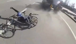 Tay đua xe đạp bị xe tải chở dầu đâm trên cao tốc