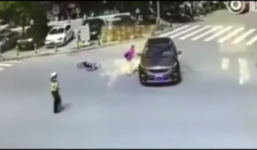 Video: Em bé rớt từ xe đạp điện xuống đường bị ôtô cán qua người