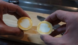 Video hướng dẫn luộc trứng lộn lòng đỏ ra ngoài