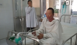 Bé gái 3 tuổi nghịch xăng, cả gia đình nhập viện