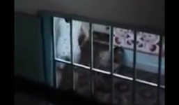 Con gái “báo hiếu” mẹ bằng… cán chổi khiến dư luận phẫn nộ