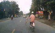 Video: Em bé bất ngờ chạy qua đường trước đầu ô tô