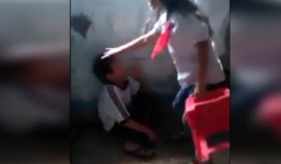 Nữ sinh lớp 4 cầm ghế đánh bạn nam trong lớp học