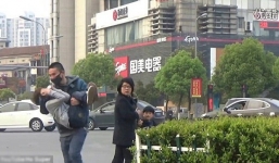 Video người Trung Quốc thờ ơ nhìn trẻ bị bắt cóc giữa phố