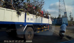 Xe máy phóng nhanh đâm thẳng vào bánh xe tải