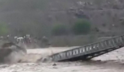 Video: Mưa lớn khiến cầu sập trong vòng 5 giây