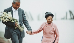 Chuyện tình 47 năm của ông lão 'nhặt vợ' và bộ ảnh cưới gây sốt cộng đồng mạng