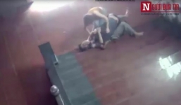 Côn đồ bịt khẩu trang, dùng gạch tấn công tới tấp chủ quán karaoke