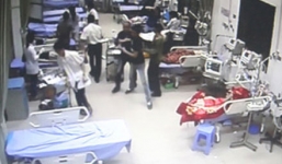 Video: Côn đồ xông vào bệnh viện, chém đứt gân tay bệnh nhân