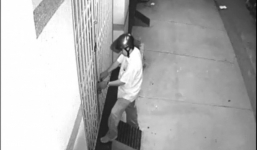 Kẻ lạ mặt định tưới xăng định thiêu sống 10 người trong gia đình