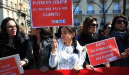 Pháp phạt mạnh tay khách mua dâm