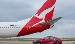 Video: Xe điện Tesla đua tốc độ với máy bay Boeing 737