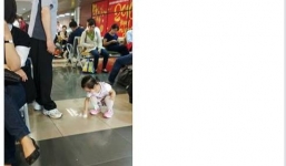 Hành động lau sàn của em bé 3 tuổi khiến nhiều người hổ thẹn