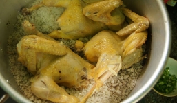 Bí quyết luộc gà thơm ngon không cần nước