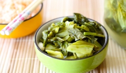 Cách làm dưa cải muối giòn ngon tại nhà tránh chất cấm gây ung thư