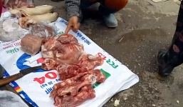 Khu chợ bán thịt lợn ôi 30.000 đồng/kg giữa lòng Hà Nội