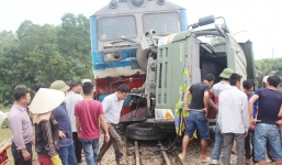 Hiện trường tàu hỏa đâm xe tải, khiến đường sắt Bắc - Nam tê liệt