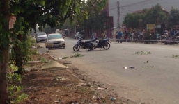 Khiêng nạn nhân bị tai nạn giao thông bỏ bên lề đường