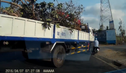 Không làm chủ tốc độ, xe máy bất ngờ đâm vào đầu xe tải