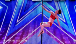 Bà lão 70 tuổi gây sốt với tiết mục múa cột