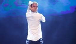 Ngỡ ngàng với màn bẻ ngược cổ của thí sinh Vietnam