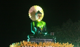 Hàng nghìn người đến chiêm bái tượng Phật ngọc lớn nhất thế giới
