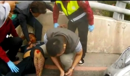 Vác dao rượt theo đòi chém taxi, 'hung thần' xe máy ngã dập mặt