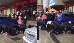 Nhân viên tự nguyện bò trên đường vì kinh doanh thua lỗ