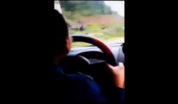 Video: Mẹ khoe con trai lớp 3 lái ôtô trên đường đèo dốc ở Bắc Kạn