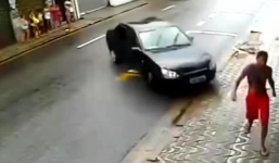 Video: Xe mất lái, lao lên vỉa hè, người đàn ông thoát chết ngoạn mục