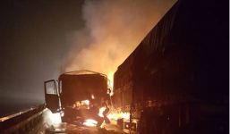 2 xe container đấu đầu, một xe bốc cháy dữ dội trong đêm