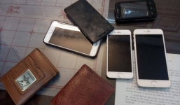 Cô gái trẻ bị cướp điện thoại khi đang đi trên đường