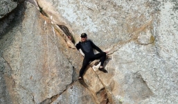 Leo núi cầu hôn bạn gái và bị mắc kẹt không xuống được