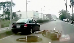 Video: Tai nạn từ sơ suất mở cửa ô tô, 2 thanh niên bị cuốn vào gầm xe