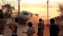 Video: Cần cẩu đổ sập “làm rơi” máy bay Airbus 25 tấn