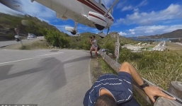 Cảnh máy bay vọt sát qua đầu du khách khi đang chụp ảnh