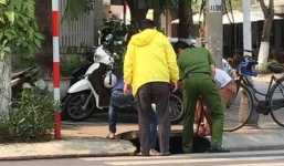 Công an Đà Nẵng bật nắp cống nhặt điện thoại cho du khách nước ngoài