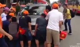 Ô tô chắn đường đua xe đạp, người dân hợp sức khuân vào lề 