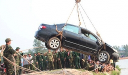 Giám đốc tử nạn khi ô tô lao xuống hồ nước