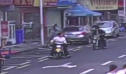 Video: Cãi nhau với bạn trai, cô gái đập phá 6 xe ôtô