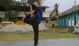 Võ sư tự đá vào đầu để lập kỷ lục Guinness